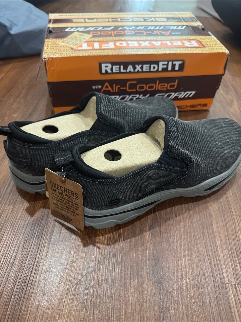 Skechers Relaxed Fit Slip-On Loafers in Charcoal Black Sz 10 - Picture 2 of 3
